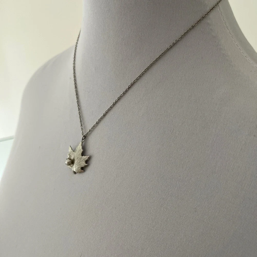 MAPLE LEAF Pendant Necklace Silver Tone Metal Faux Pearl Canadiana Dainty 16" - Picture 6 of 10